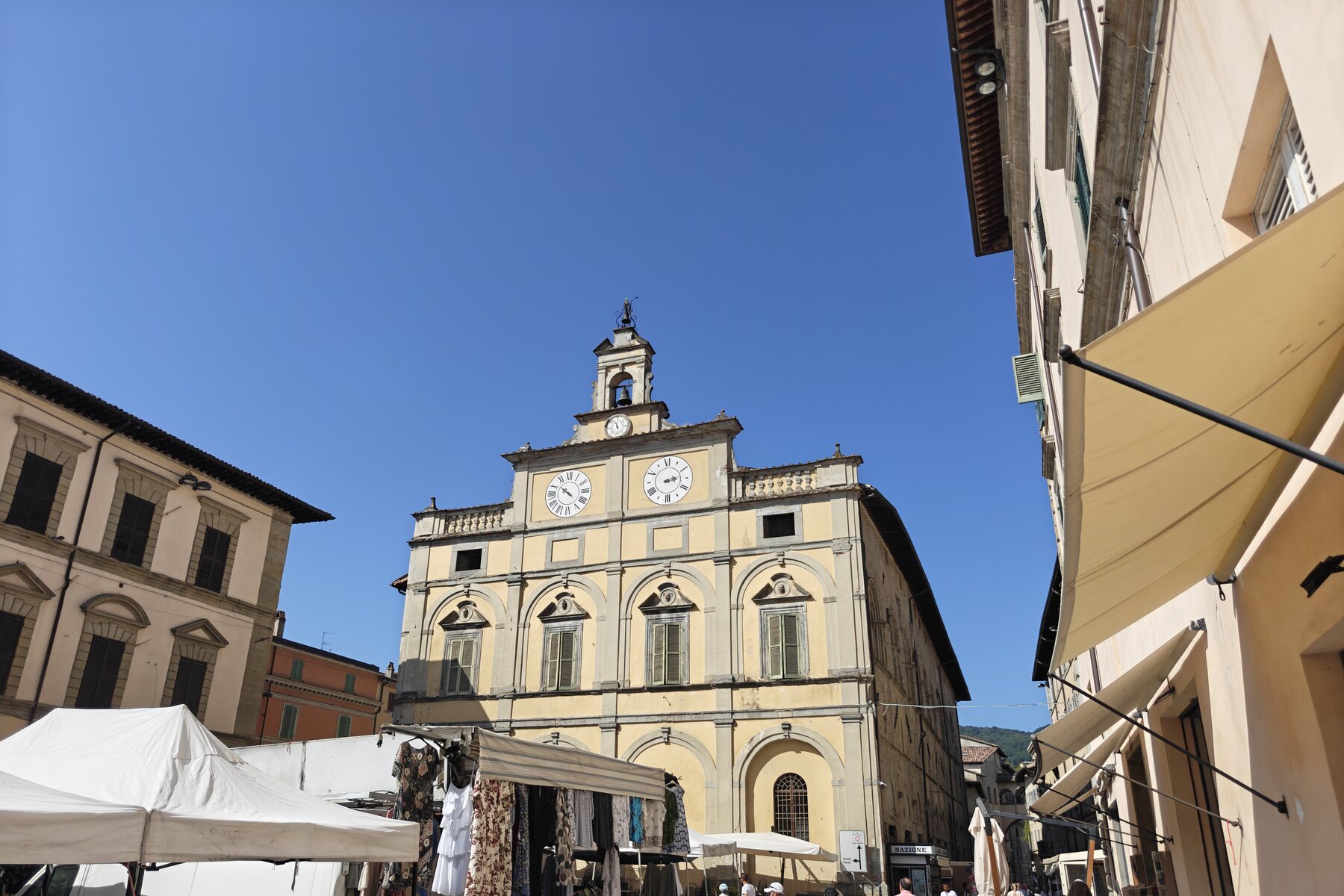 Market stalls beside Palazzo del Podestà in Città di Castello