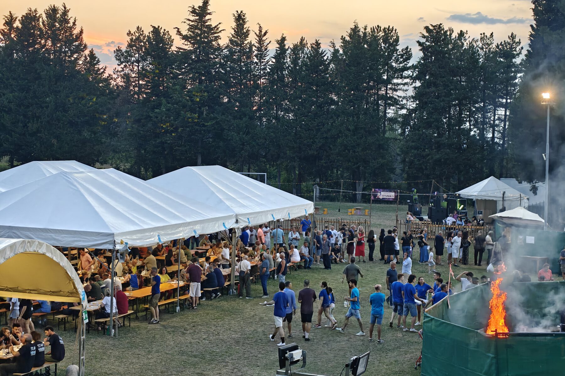 Long communal tables at Monte Santa Maria Tiberina’s summer festival